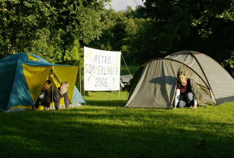 Zeltlager mit Banner